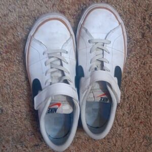 Youth Nike's size 3